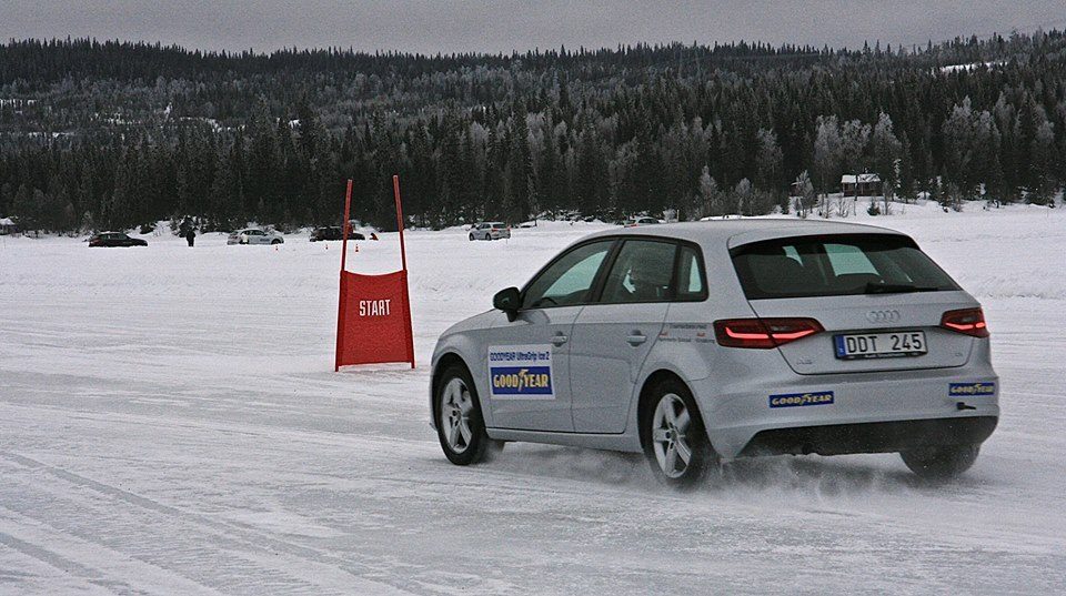 Kolm mäetippu ja lumehelves: alates 1.12.2022 tohib vaid selle märgiga talverehve kasutada lumehelves aasta talverehv lamellrehvidega