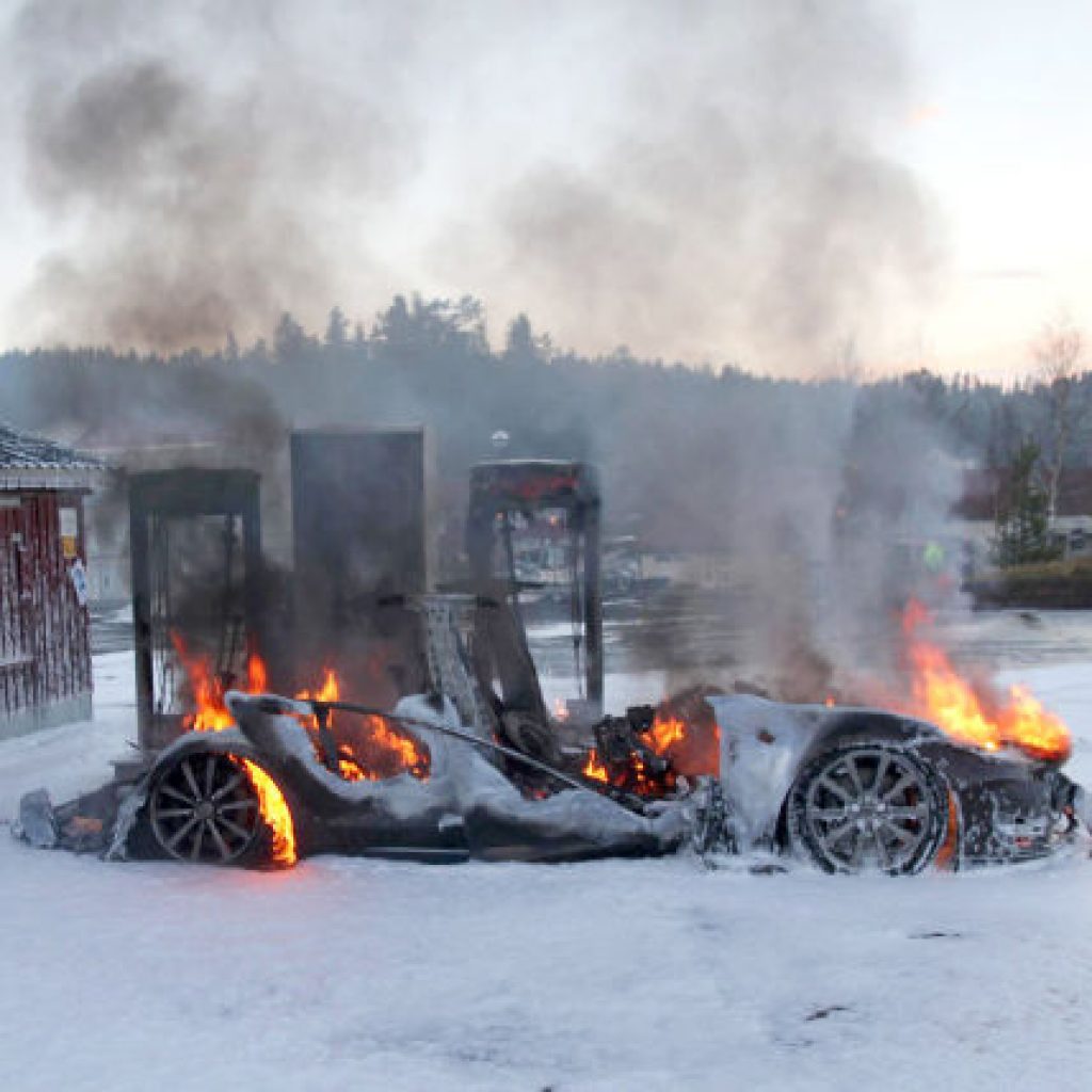 Mis toimub, Tesla? 1. jaanuaril põles Norra väikelinnas auto maani maha! Tesla tulekahju 1.jaan