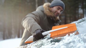 Kuus sammu auto lumest puhastamiseks, sõidunipid pealekauba lumest puhastamise nipid