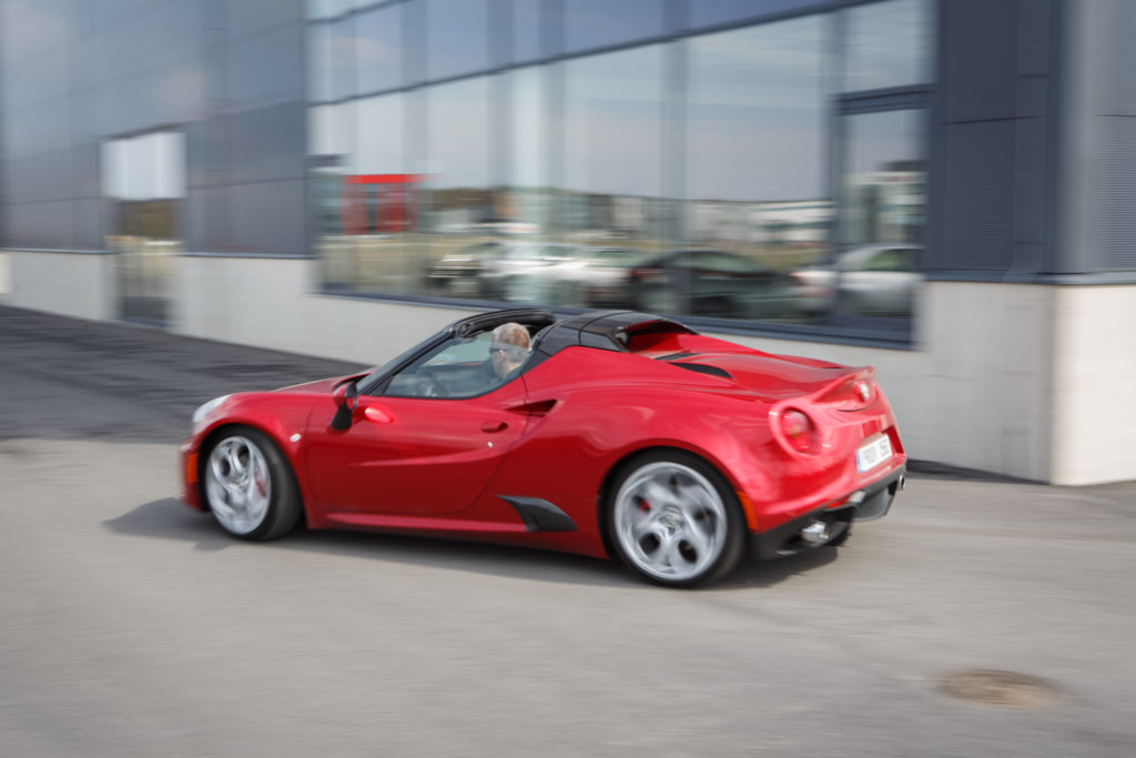 Lõpuks ometi! Eestis esitleti Alfa Romeo 4C Spider kabrioletti Alfa Romeo 4C külg