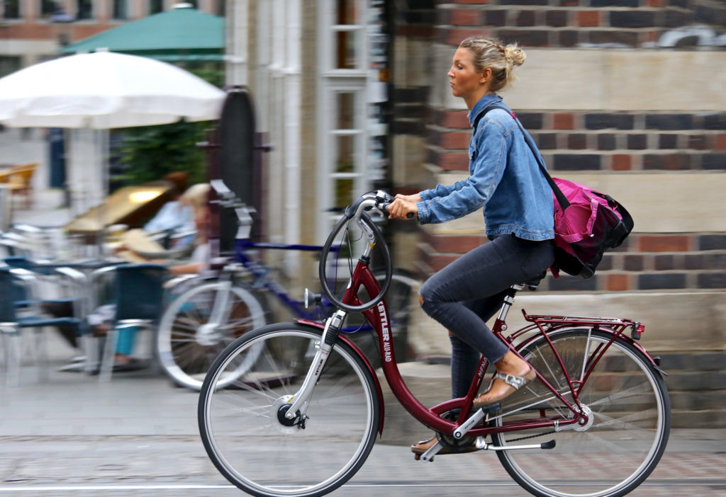 Uuring: rattaga töölesõitja kaalub autojuhist keskmiselt 4 kg vähem uuring ratturitest