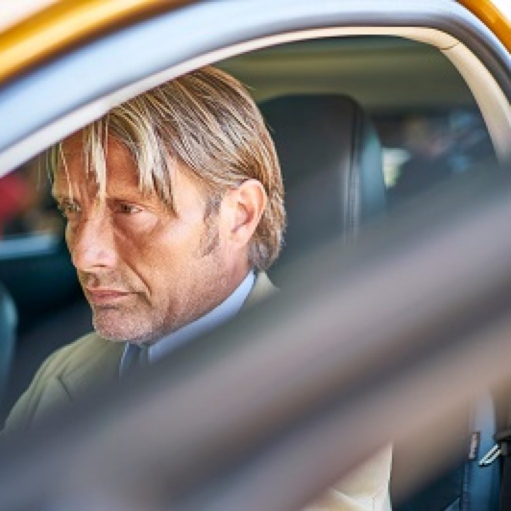 Mads Mikkelsen teeb Fordi lühifilmis nauditavalt mitmekihilise pahalase rolli Mads Mikkelsen