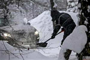 lumerookimine lumi talvel autos labidas lumehange