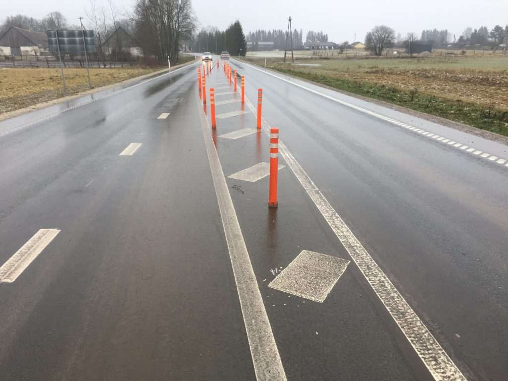 Samm ohutuma liikluse suunas : maanteele paigaldatakse kummipostid ja keskpiirded kummipostid