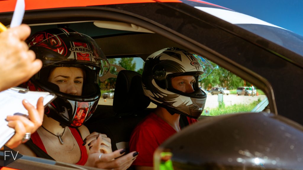 Autokooli autoga sõidueksamit tehes istub sõiduõpetaja kõrvalistmel. Miks? sõiduõpetaja