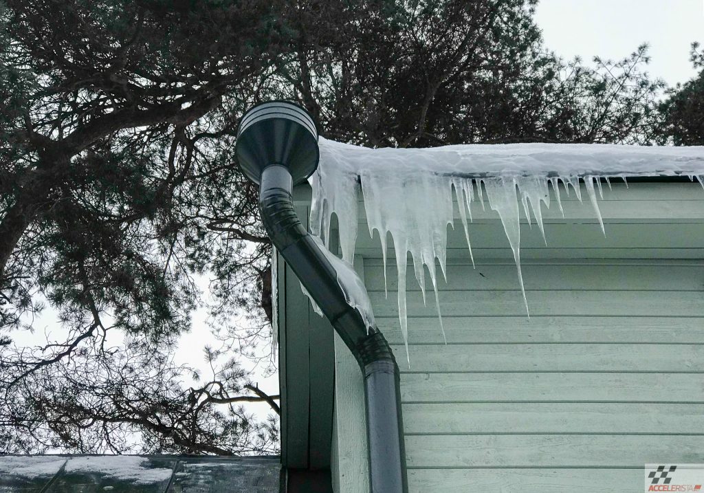 Surm tuleb sulades: kukkuvad jääpurikad varitsevad jalakäijaid ja liiklejaid jääpurikad