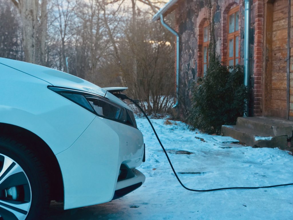 Hea teada: kas elektriautot võib tavapistikust laadida ja kas see paneb maja põlema? tavapistikust