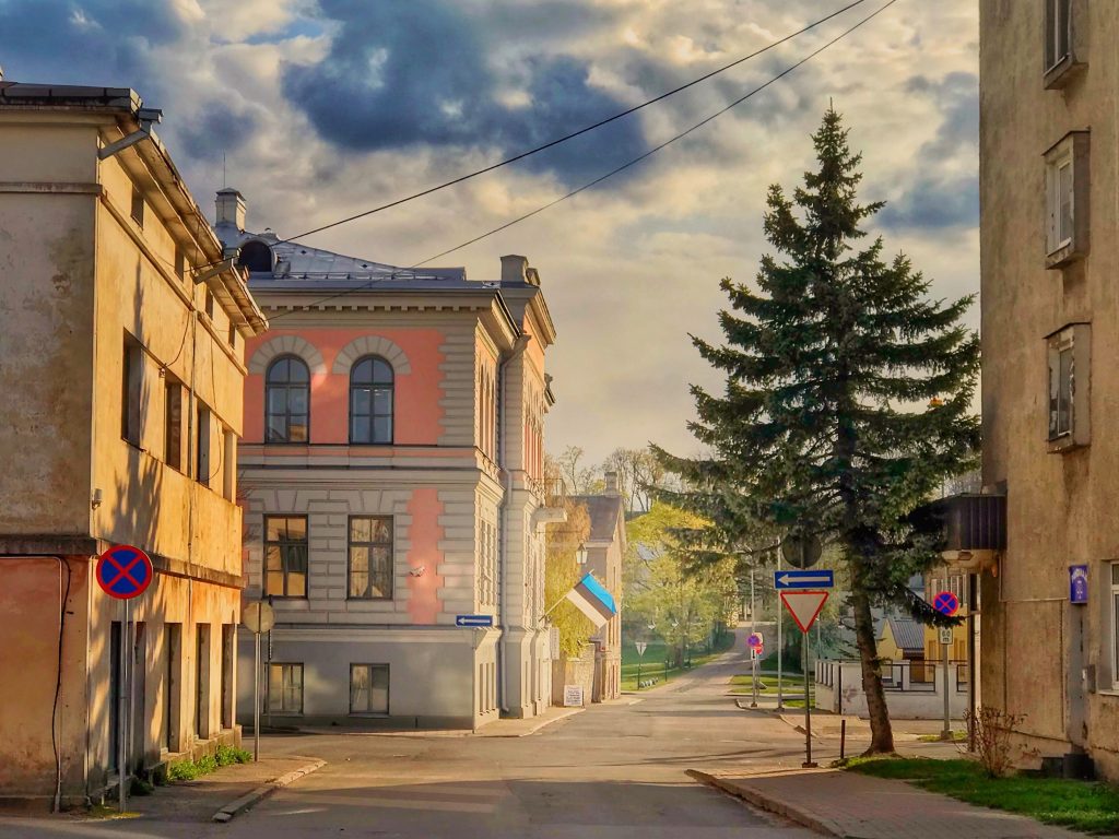 Võidusõit Rakverre: kumb on kiirem, mugavam ja odavam, kas rong või auto? rakverre rong