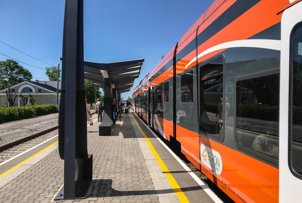 Laulu-ja tantsupeolised saavad rongis odavamalt sõita, aga enne tuleb võimelda elron rong laulupidu