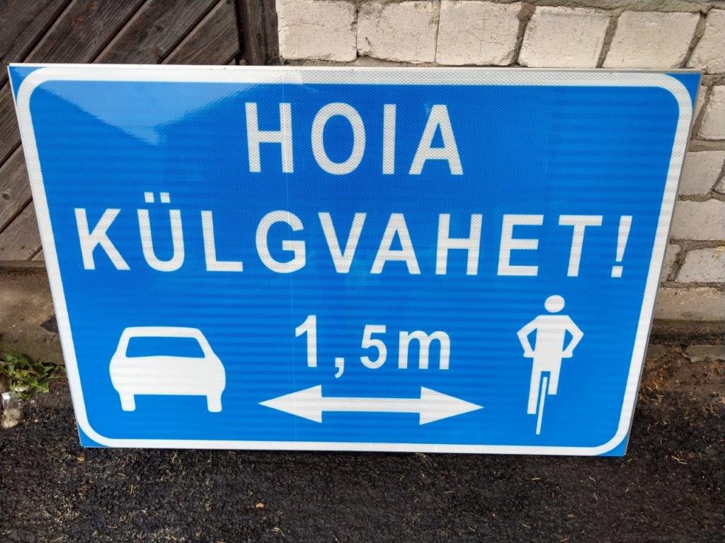 Maanteeamet katsetab kuues kohas uut “Hoia külgvahet” liiklusmärki maanteeamet kylgvahe anna teed auto