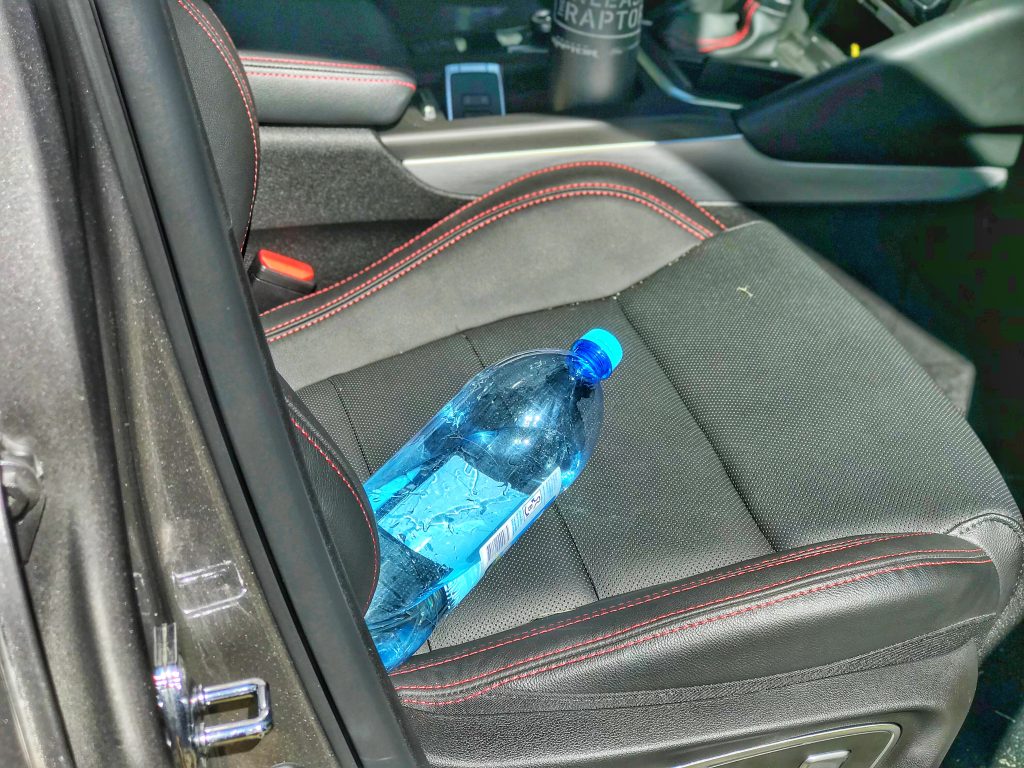 Füüsika on meiega: veepudelit ei tasu autosse päikese kätte jätta veepudel autos