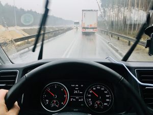 Autosõidu ABC: viis nippi, kuidas asulavälisel teel hoida turvalist pikivahet kohanduv kiirushoidik