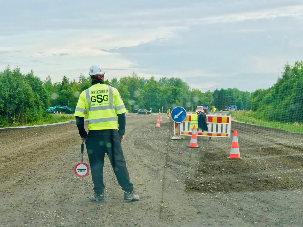 Teedeinsener selgitab: Miks on teede ehitamine nii kallis? liikluse reguleerija kõige siledamat teed
