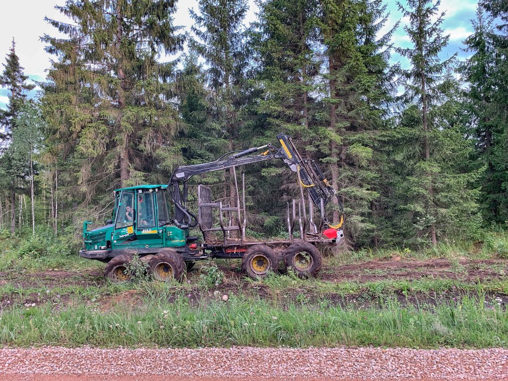 Vaade autoaknast: lageraielankide järgi saad aru, et oled jõudnud Eestisse harvester lageraielank