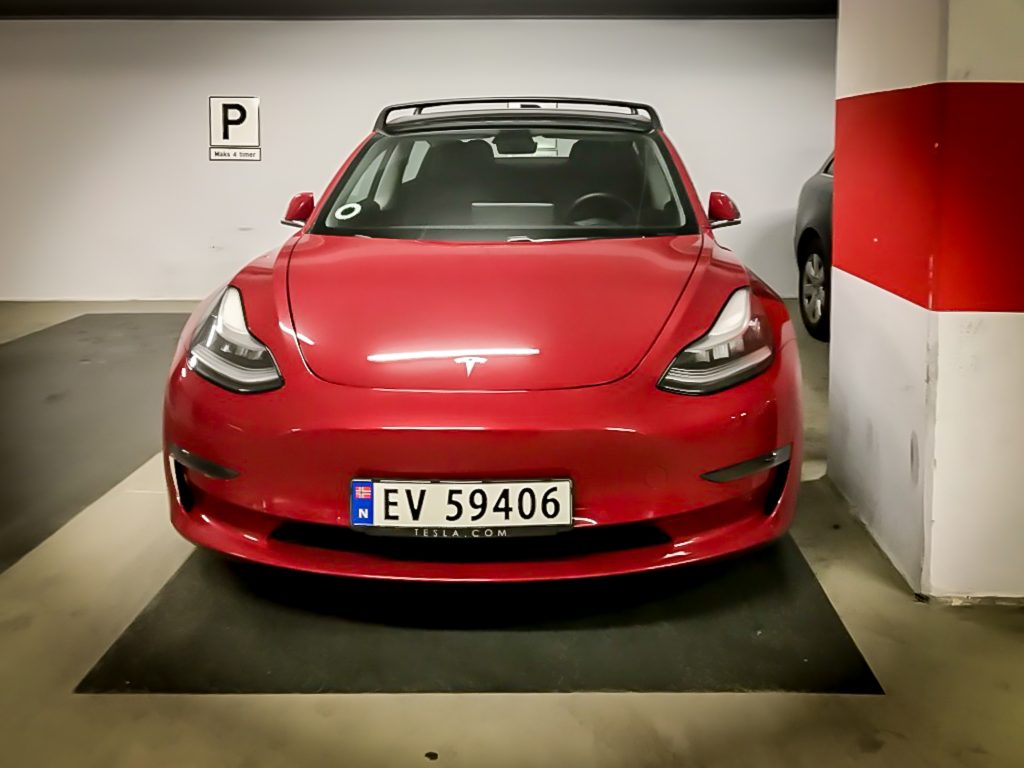 Keskkonnaministeeriumi eelarvekärpest hoolimata jääb elektriautode toetusmeede alles tesla model 3 elektriautode toetusmeede