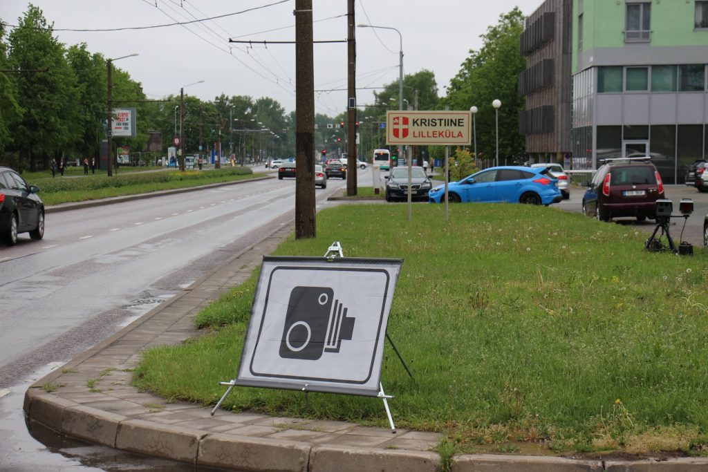 Puust ja punaseks: kas mobiilsest kiiruskaamerast teavitav osutusmärk on kohustuslik? osutusmark