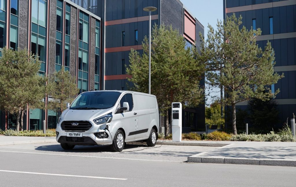 Lugeja küsib: kas pistikhübriidi paagis olev bensiin läheb vanaks? ford transit custom phev pistikhubriidi paagis