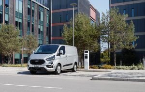 ford transit custom phev pistikhubriidi paagis