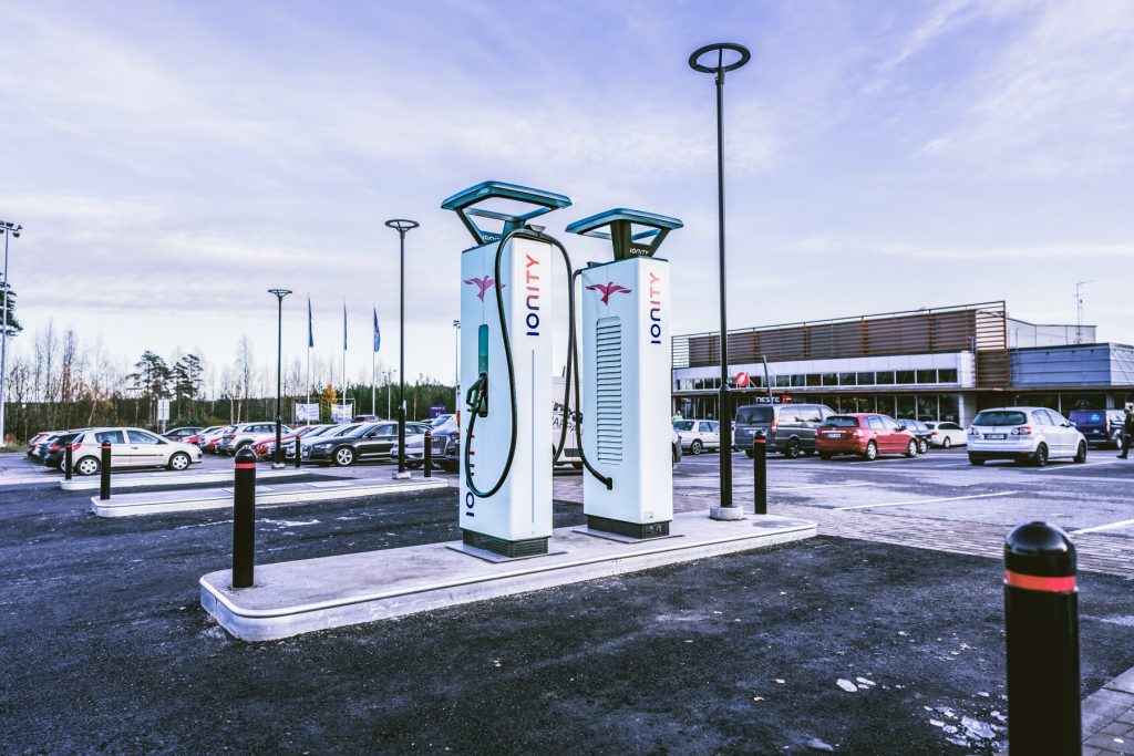 Soomes, Paimio Neste-K jaamas avati esimene Ionity elektriautode superlaadija soome neste k ionity
