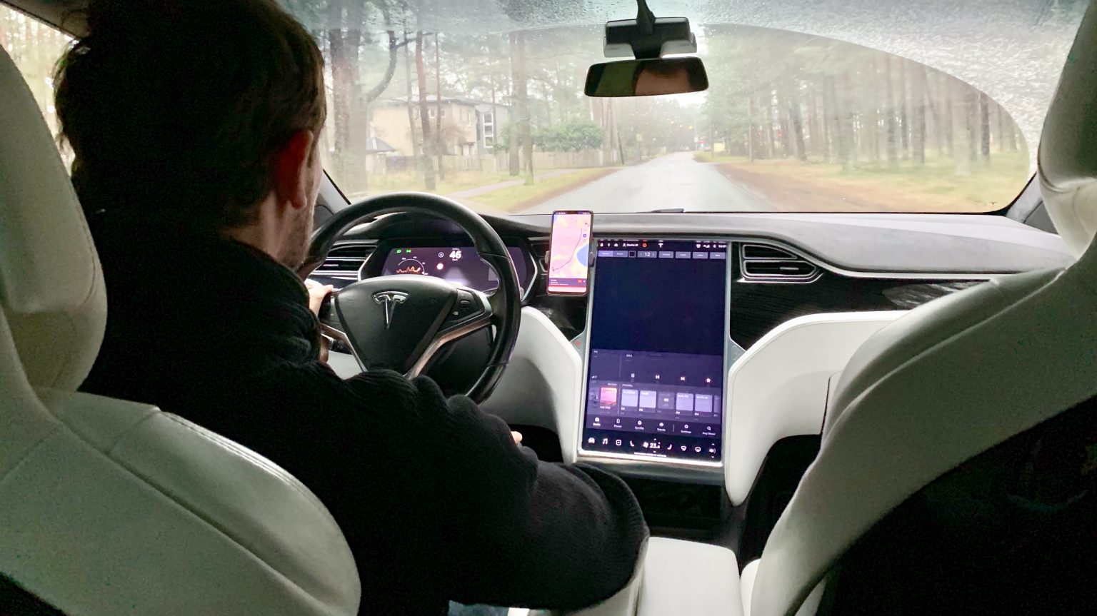 Unusta kojamehed: Tesla teeb klaasid ja kaamerad puhtaks laserimpulsiga tesla kojamehed bolt koroonaviiruse