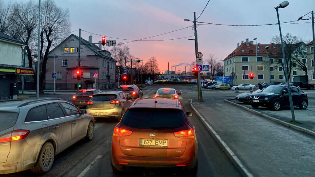 Lugeja küsib: miks ummikud tekivad ja kas neid saab ette ennustada? miks ummikud tekivad