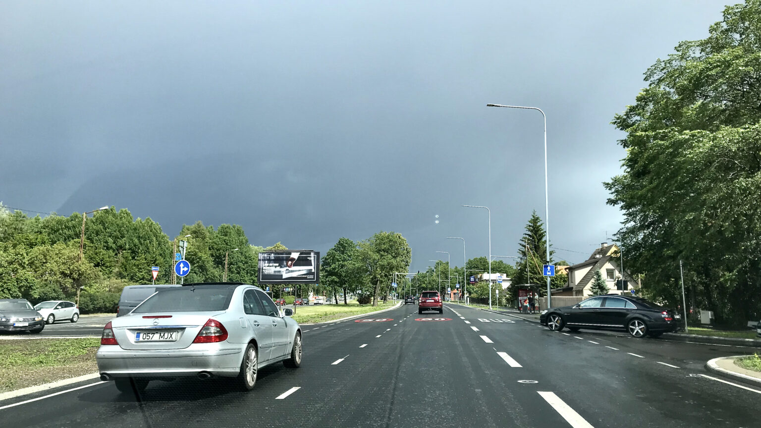 Kui sa ei mäleta, siis ühistranspordirajad on mõeldud bussile, taksole ja e-autole ühistranspordirajad