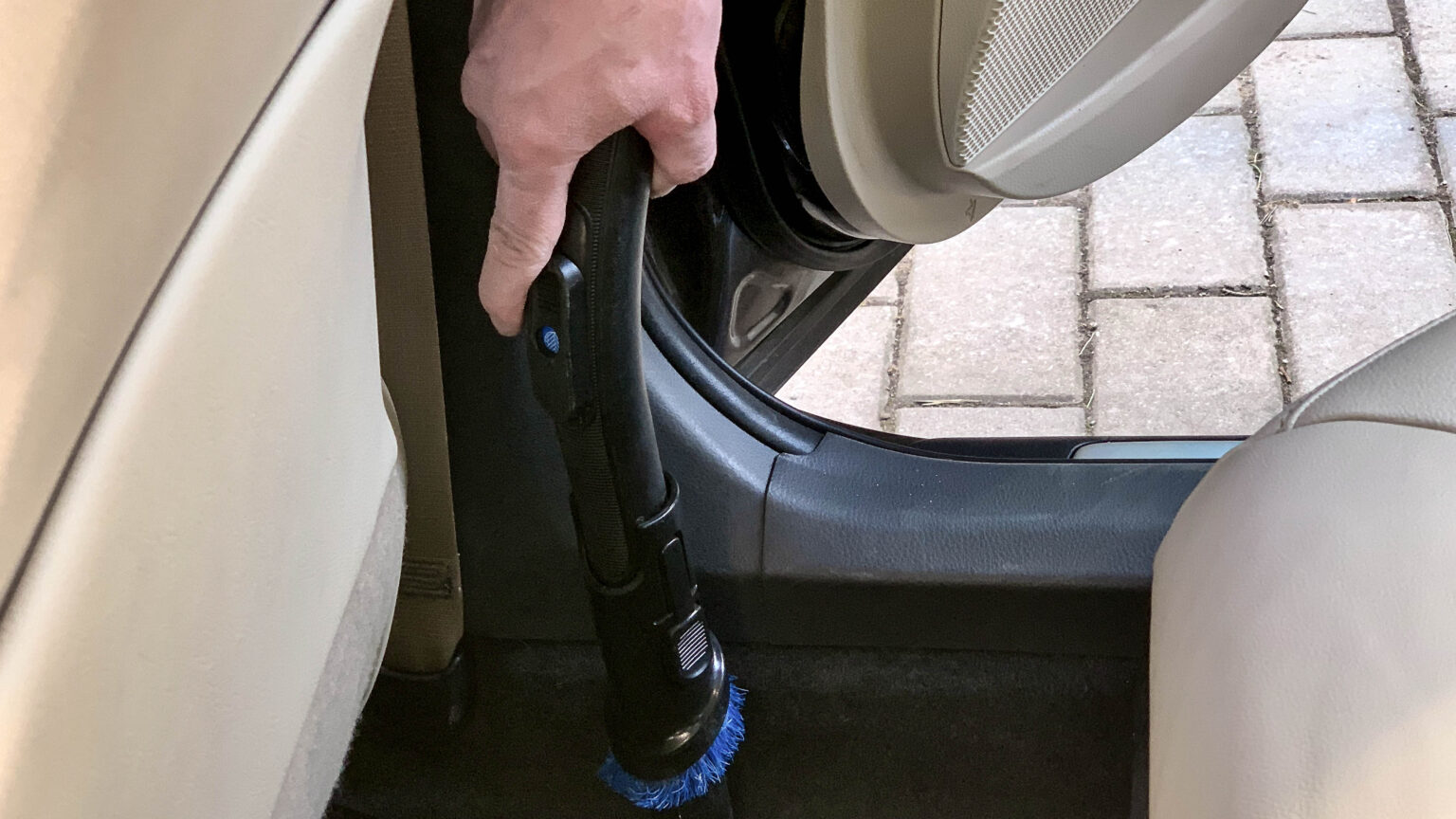 Nipinurk: Auto kevadine (sisemine) suurpuhastus käepäraste vahenditega suurpuhastus