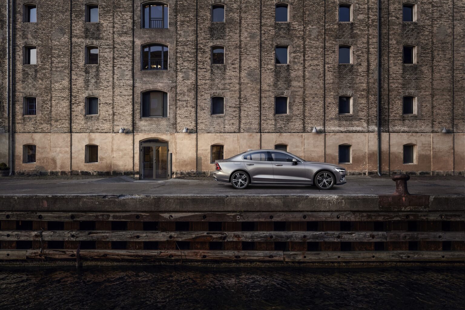 Volvo piirab uute autode tippkiiruse ja annab omanikule kasutusõiguste võtme tippkiiruse