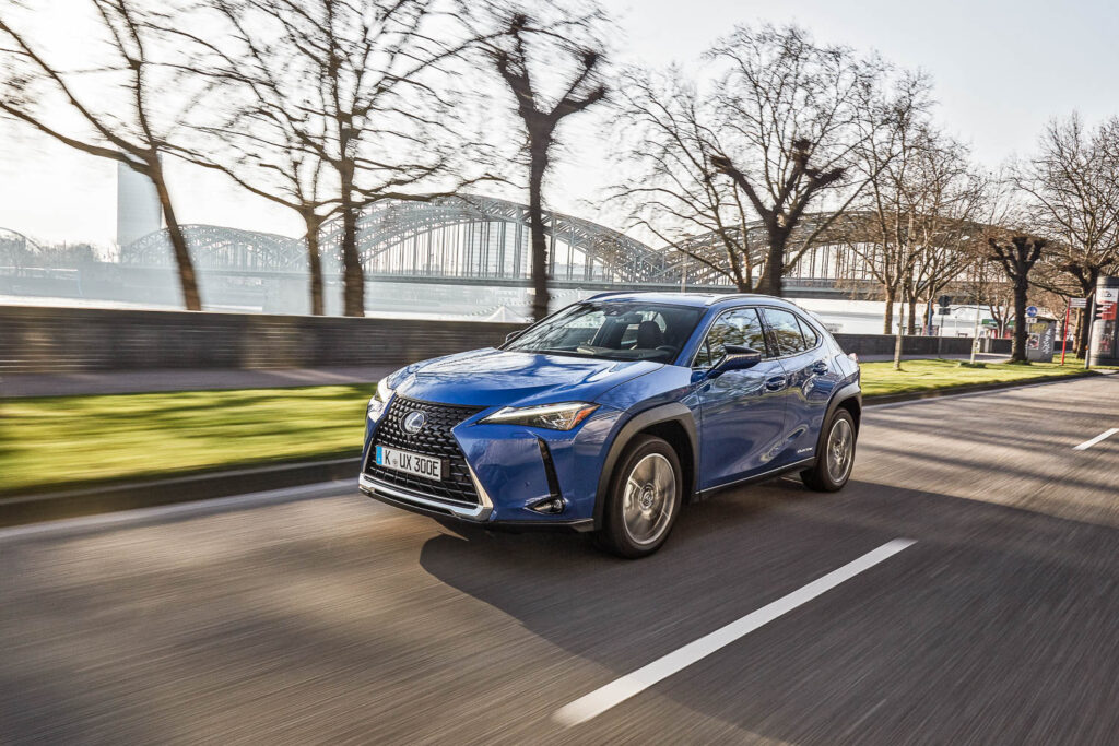 Lexus UX 300e jõuab tänavu müügile: aku garantii kuni 1 mln km läbisõitu lexus ux 300e