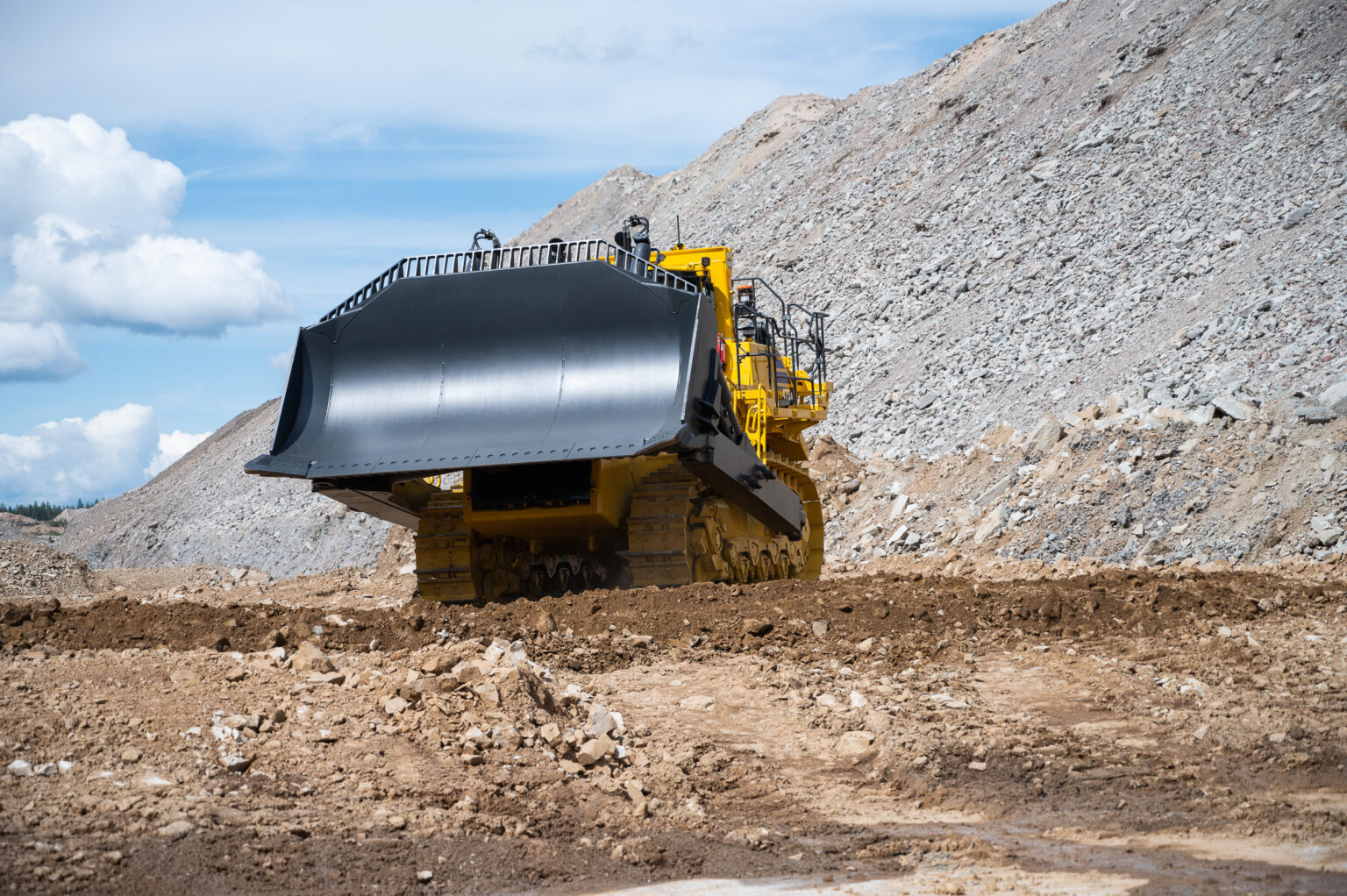 Narva karjääris hakkas tööle Euroopa suurim keskkonnasõbralik buldooser narva karjääris komatsu