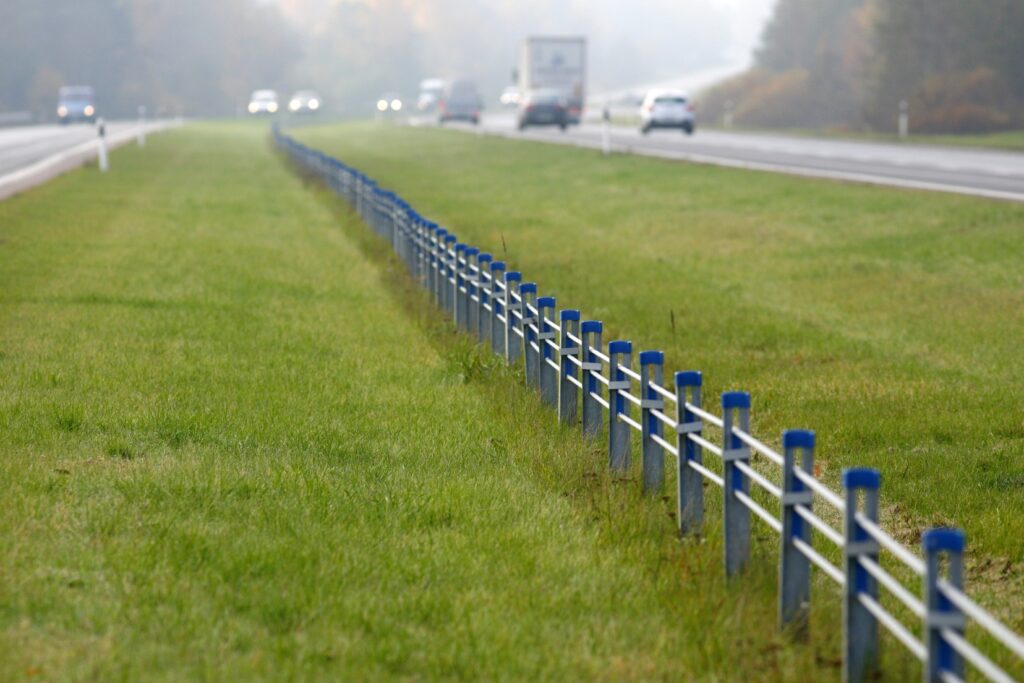 Lugeja foto: kas Kirdalu-Tagadi teelõigu keskpiire on jalakäijale ohtlik? keskpiire
