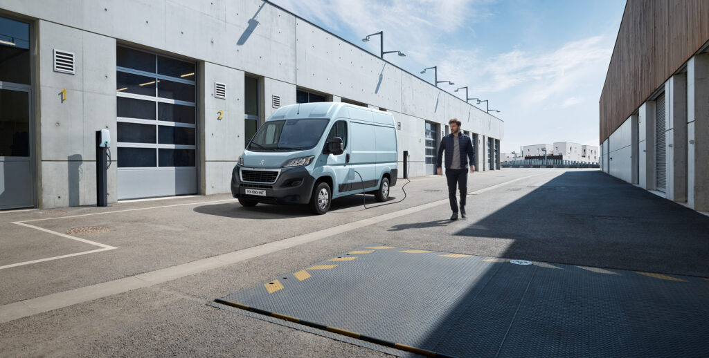 Peugeot e-Boxer: esimene 300+ km sõiduulatusega elektrikaubik peugeot e-boxer elektrikaubik