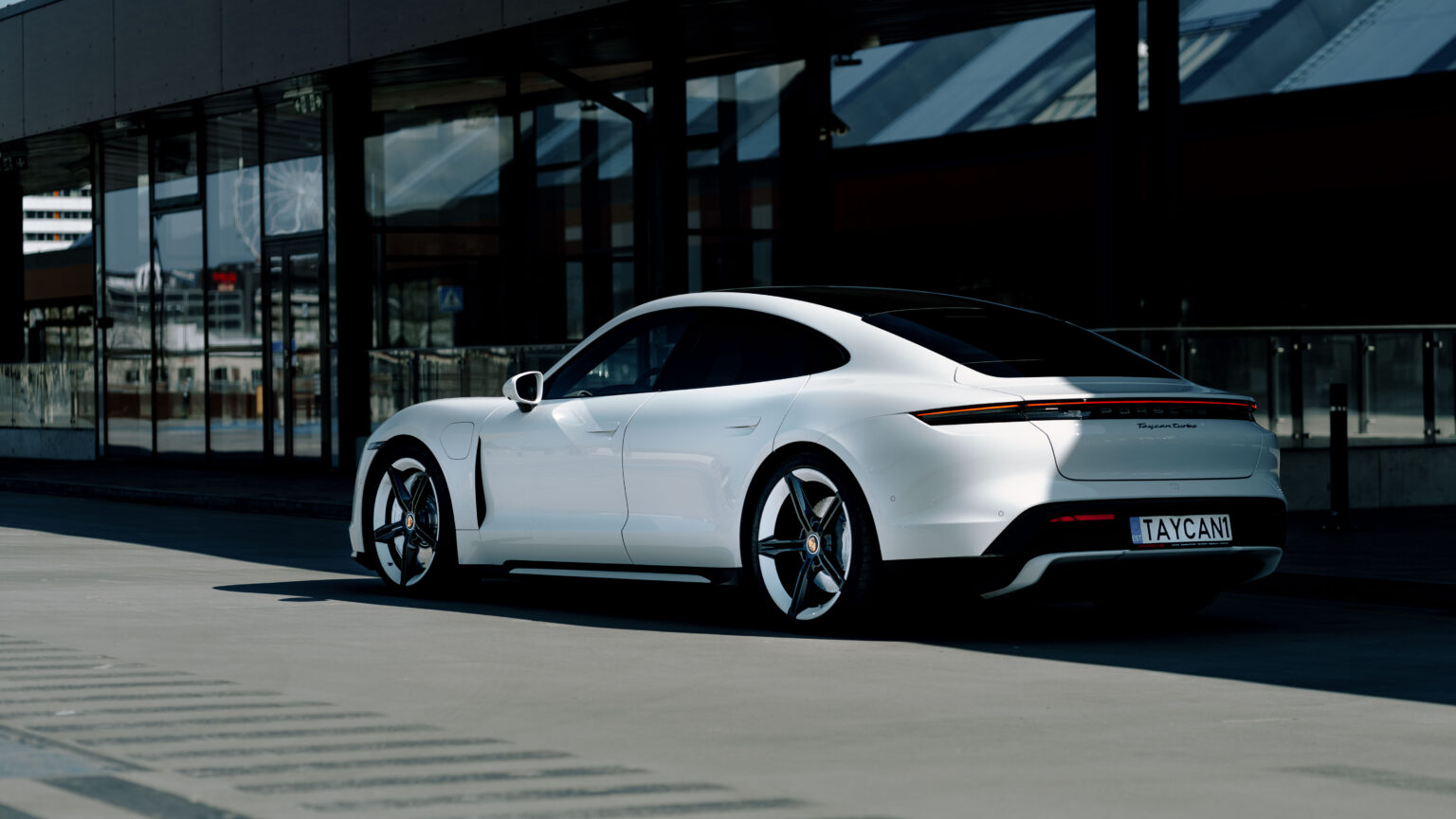 Norra kaalub kallite elektriautode maksustamist Porsche Taycan Turbo