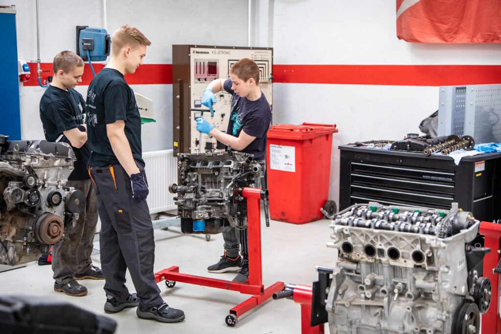 Distantsõpe on kasvatanud autoerialade praktika olulisust Autoerialade õpe