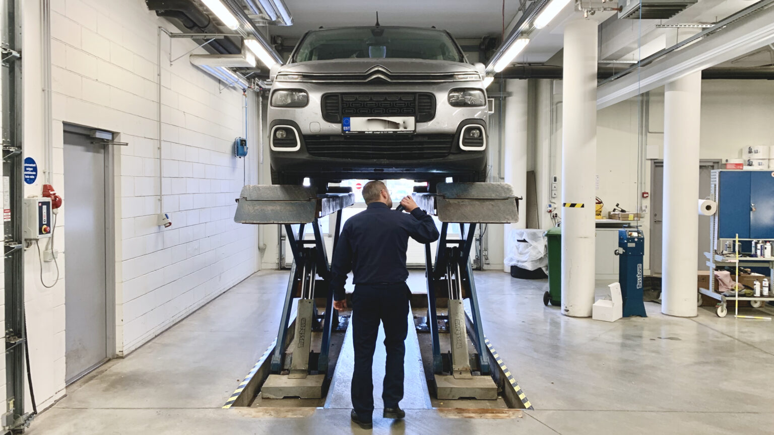 Küsitlus: Eesti liikluskultuuris ühest pardakaamerast ei piisa! Auto tõstukil