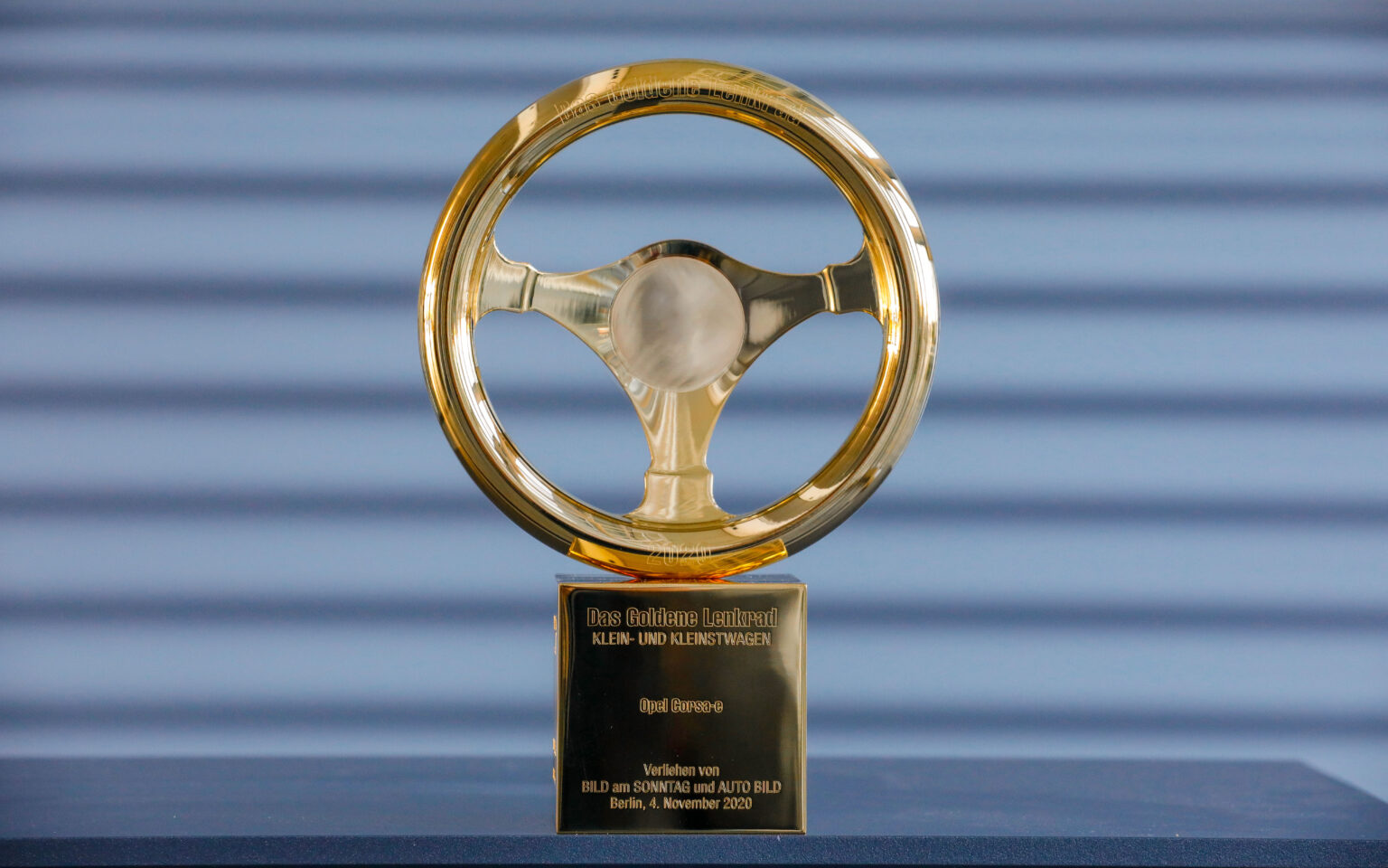 Väikeklassi Kuldne Rooliratas 2020 sai seekord uuele Opel Corsa-e-le kuldne rooliratas 2020