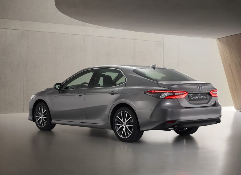 Camry Hybrid tuleb täiustatud ühenduvuse ja ohutustehnoloogiatega Toyota Camry Hybrid 2021