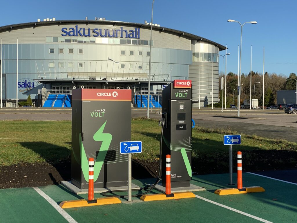 Avati Eesti esimene kaht elektriautot korraga laadiv ülikiirlaadija Kiirlaadija