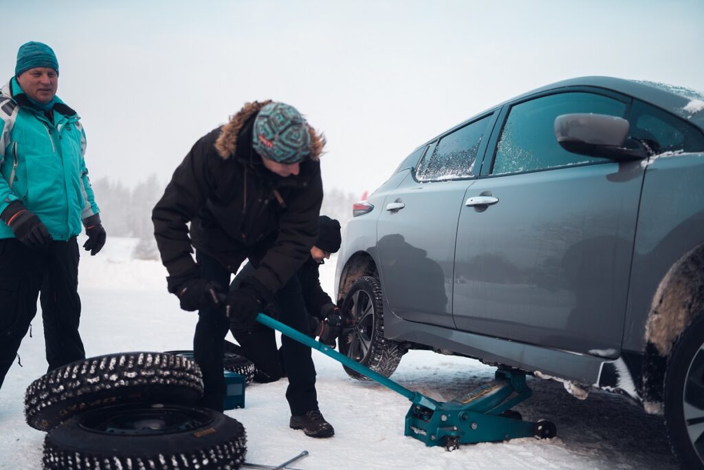 Küsitlus: üle poole autojuhtidest eelistab lamellrehve Nissan Leaf jäärada
