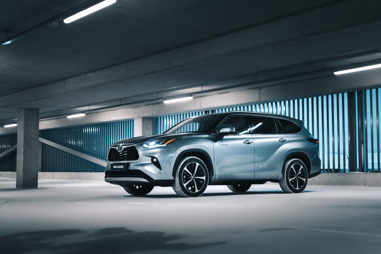 Toyota suurim hübriidmaastur Highlander on kohal Toyota Highlander