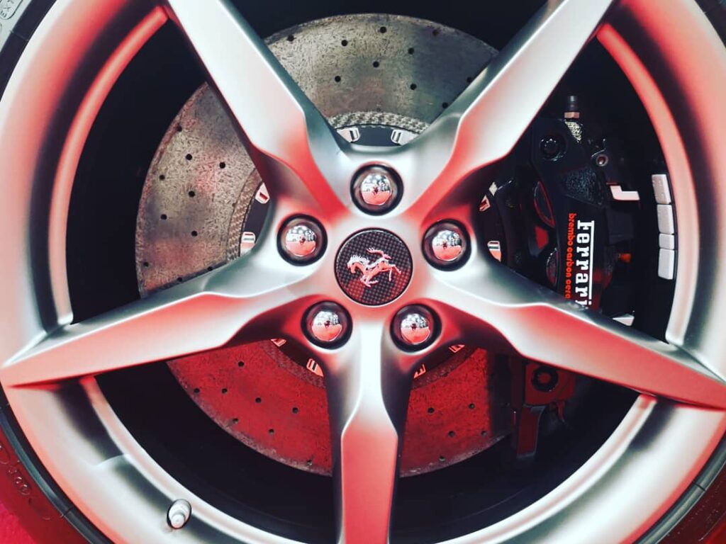 Keraamilised pidurid – miks need vaid poosetamiseks kõlbavad? Ferrari pidurid