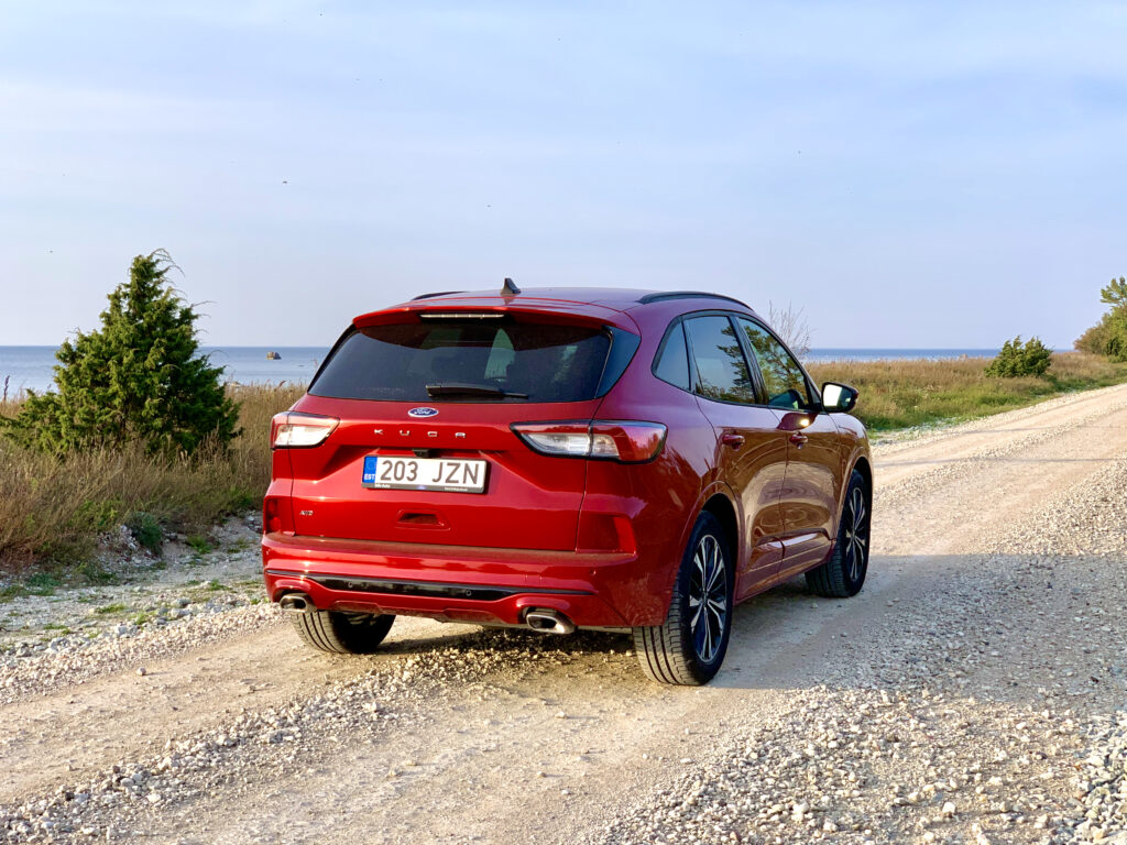 Uus Ford Kuga – ühtviisi kindlalt rööbastel nii suvel kui talvel uus ford kuga nagu roobastel