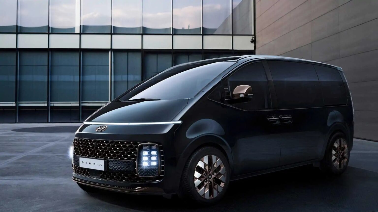 Hyundai Staria: 11-istmeline kosmosesõiduki välimusega väikebuss Hyundai Staria