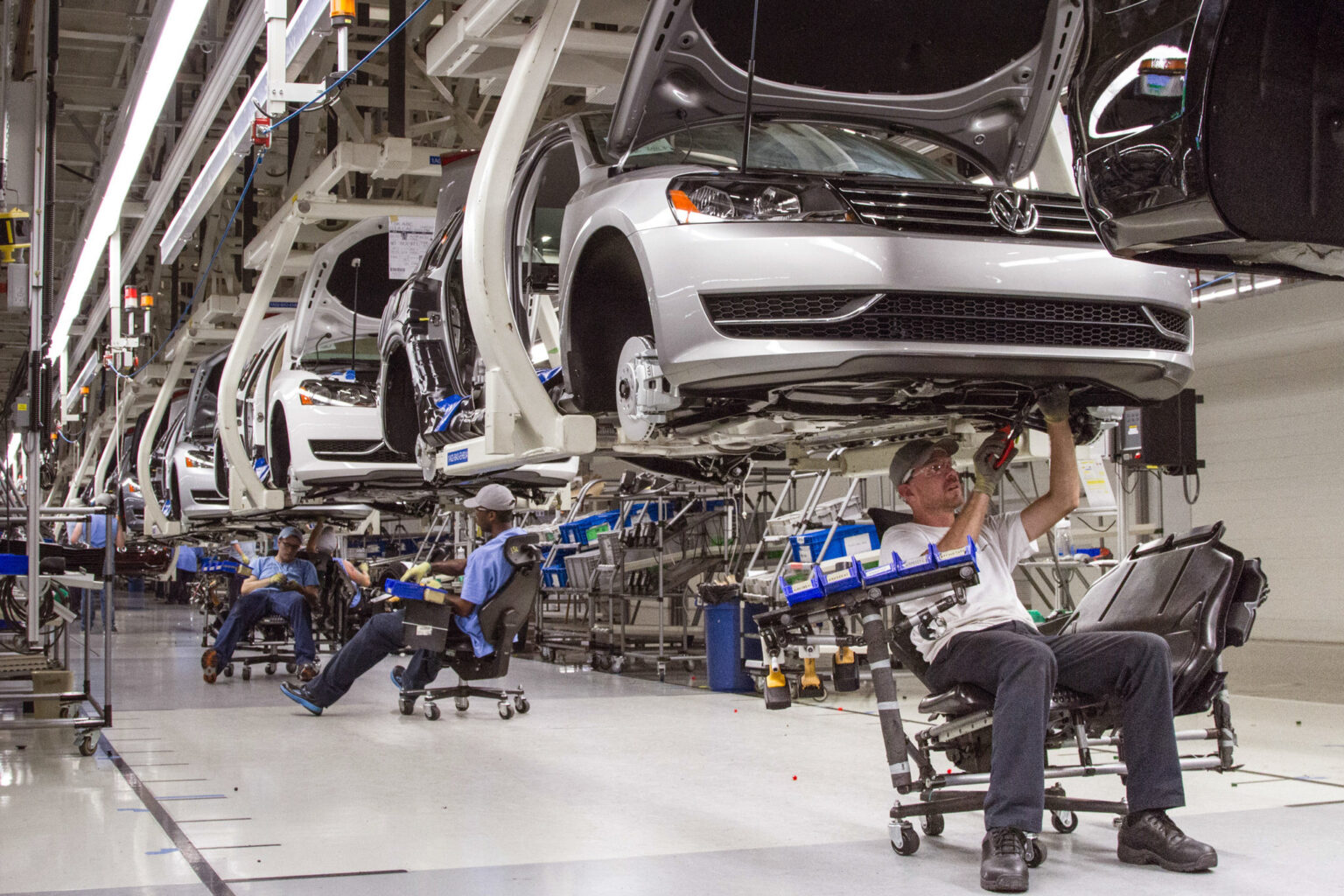 Ränikiipide puuduse tulem: VW kaotas 100 000 autot VW tehas koosteliin