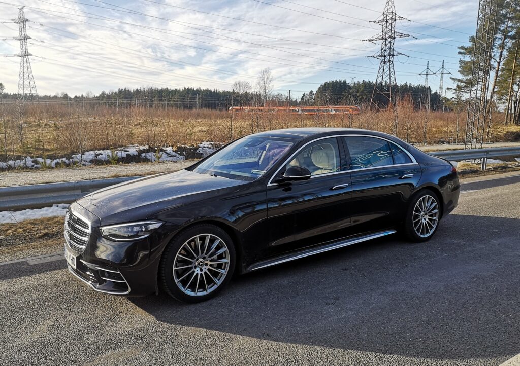 Pilk peale, käsi külge: uus S-klass, rafineerituse meistriklass Mercedes-Benz S-klass W223
