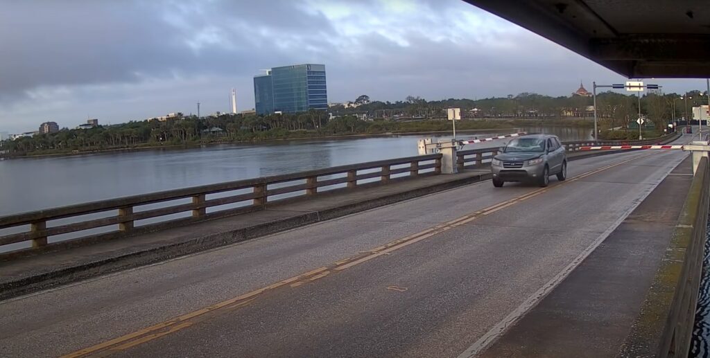 Video: autojuht hüppas linnamaasturiga üle avaneva tõstesilla Florida tõstesild hüpe