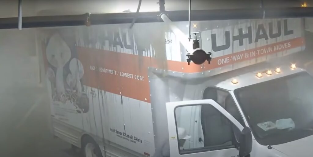 Video: vaata, kuidas mitte parkimismajas manööverdada Veok parkimismajas kaos