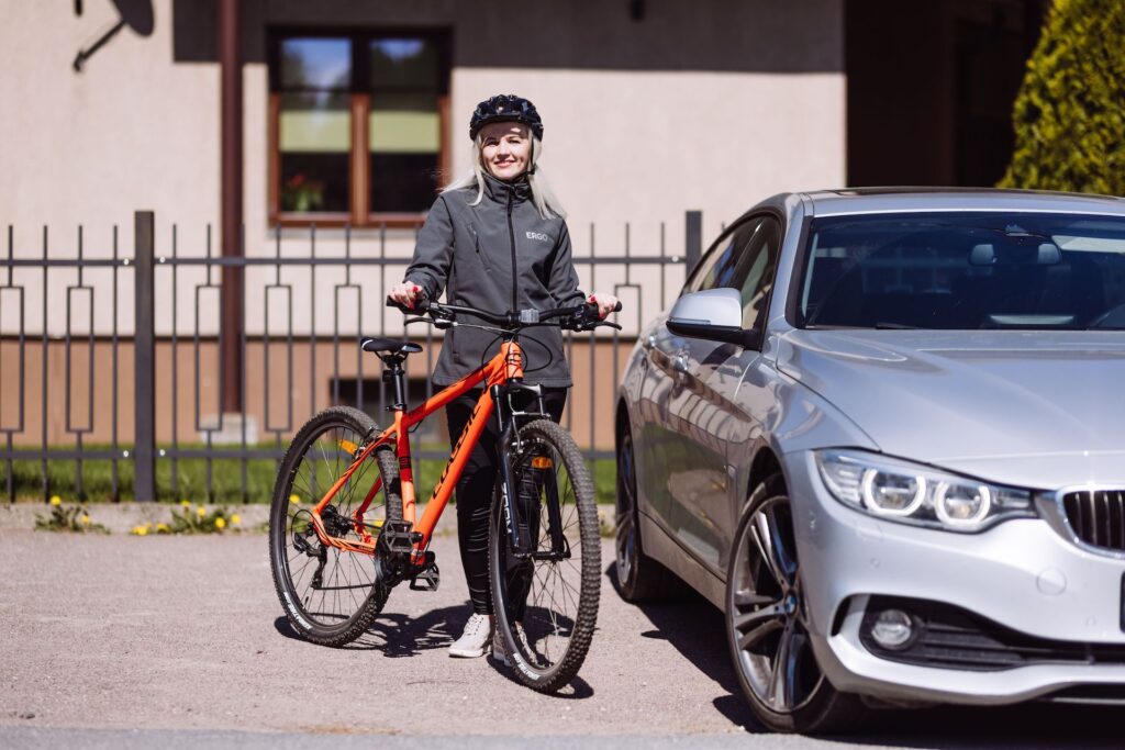 Kindlustusfirma pakub asendusauto asemel jalgratast – päriseks Jalgratas vs auto