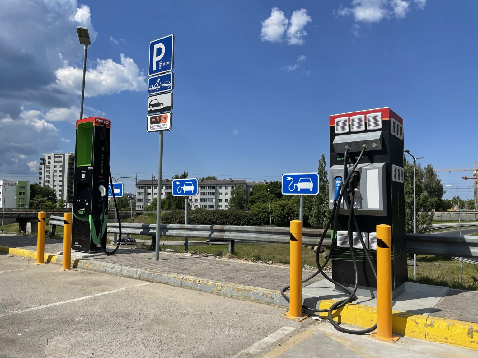 Circle K ja Enefit Volt avasid Järvel uue elektriautode ülikiirlaadija Uus ülikiirlaadija Järvel