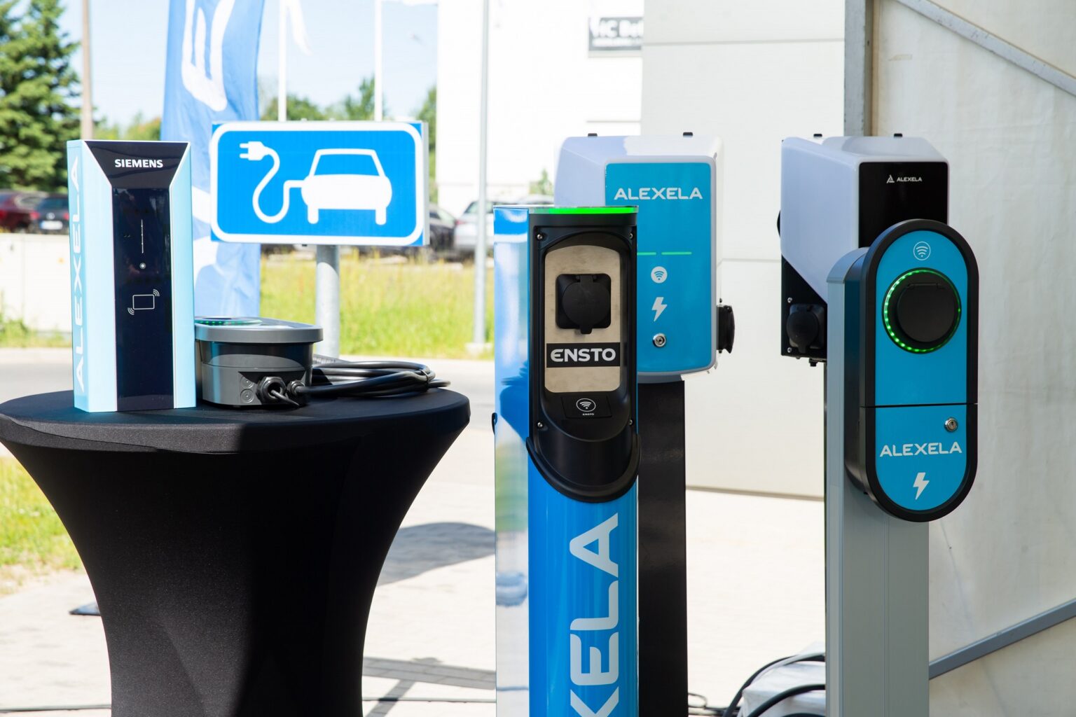 Alexela tutvustas täna nutikat laadimislahendust ja elektriautosid Laadijad koju tööle